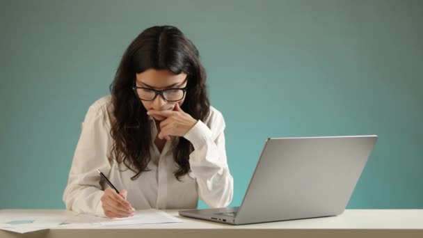 아름다운 유럽식 소녀는 문서와 노트북으로 작업하고 있습니다 그녀는 중요한 문제를 — 비디오