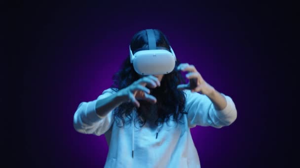 Женщина Очках Виртуальной Реальности Взаимодействует Виртуальным Миром Руками Комнате Темно — стоковое видео