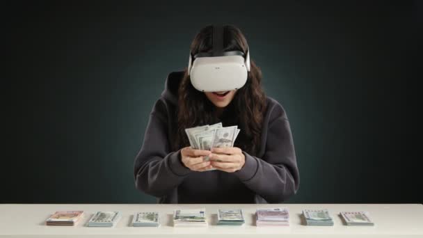 Ένα Κορίτσι Μετράει Χρήματα Γυαλιά Εικονικής Πραγματικότητας Βάζει Χρήματα Στο — Αρχείο Βίντεο