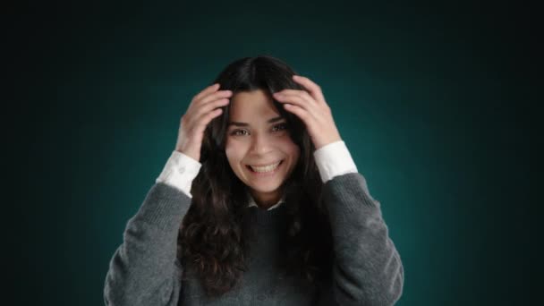 Dziewczyna Histerycznie Się Śmieje Naprawia Swoje Piękne Ciemne Włosy Jest — Wideo stockowe