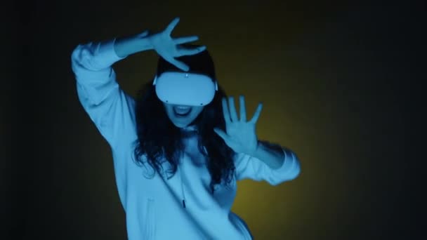 Holka Brýlích Virtuální Reality Radostně Tancuje Sobě Bílou Mikinu Proti — Stock video