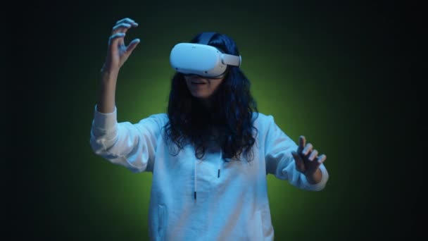 Een Meisje Met Een Virtual Reality Bril Speelt Een Spelletje — Stockvideo