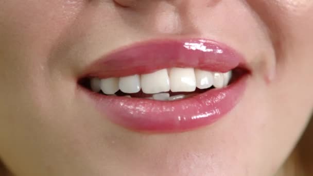 Vista Cortada Lábios Femininos Muito Brilhantes Com Dentes Lisos Brancos — Vídeo de Stock