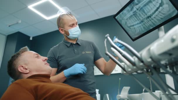 Professionele Tandarts Medische Masker Handschoenen Volledig Uitgeruste Tandheelkundige Kantoor Consulting — Stockvideo