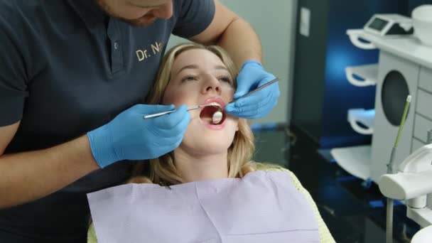 Junger Zahnarzt Schutzhandschuhen Mit Zahnschaber Konkavem Spiegel Der Den Zustand — Stockvideo