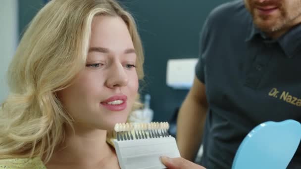 Zbliżenie Atrakcyjnej Młodej Kobiety Pokazującej Zęby Wybierającej Protezy Męski Dentysta — Wideo stockowe