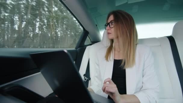 Uma Mulher Negócios Sentada Parte Trás Carro Luxuoso Trabalha Seu — Vídeo de Stock