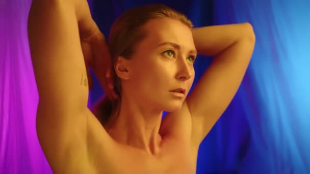 Světlovlasá Dívka Zlatou Pletí Tančí Uměleckém Domě Krásná Atraktivní Její — Stock video