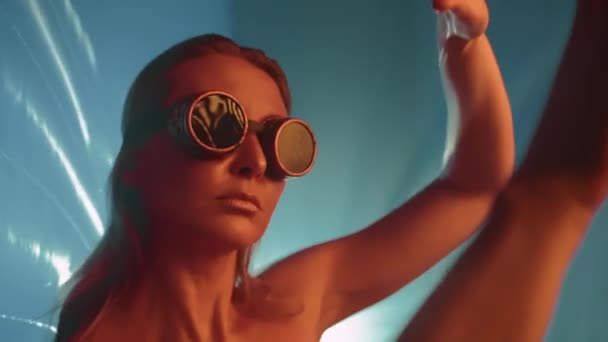 Modelo Con Piel Dorada Gafas Cyberpunk Baila Entre Una Película — Vídeos de Stock