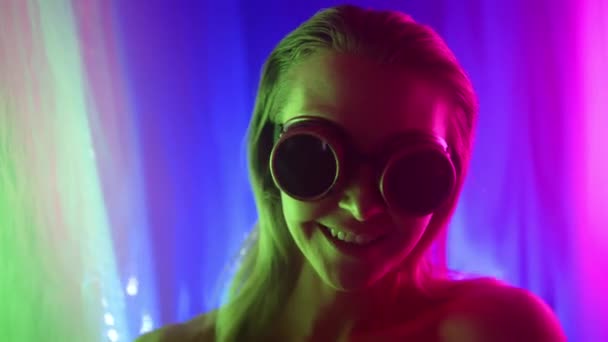 Wesoła Dziewczyna Okularach Cyberpunkowych Radośnie Tańczy Między Przezroczystym Filmem Oświetlonym — Wideo stockowe