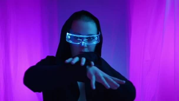 Kapüşonlu Modern Tekno Gözlüklü Bir Kız Pembe Işıkla Parlayan Şeffaf — Stok video