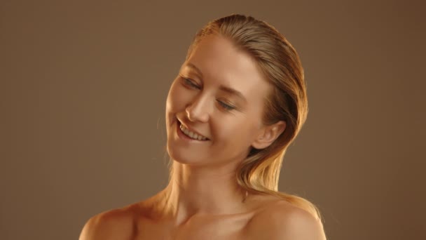 Altın Tenli Çekici Bir Kız Güzelliğini Sergiliyor Üstü Çıplak Geziyor — Stok video