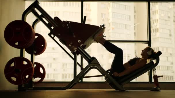 Une Jeune Fille Dans Une Salle Gym Effectue Exercice Presse — Video