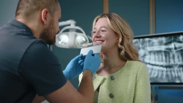 Nette Blonde Frau Steht Lächelnd Während Junge Zahnmediziner Proben Von — Stockvideo