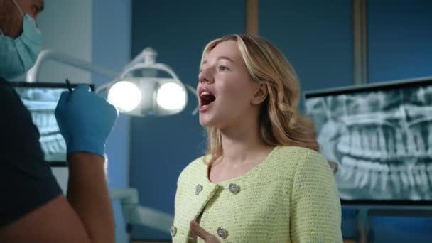Charmante Patiente Souriante Debout Dans Bureau Dentiste Éclairé Moderne Ouvrant — Video