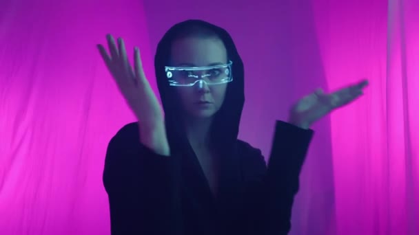 Cyberpunk Tjej Techno Glasögon Dansar Ett Konstutrymme Med Rosa Transparenta — Stockvideo