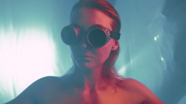 Dziewczyna Złotym Kolorze Skóry Cyberpunkowe Okulary Tańczy Przestrzeni Przezroczystymi Lekkimi — Wideo stockowe