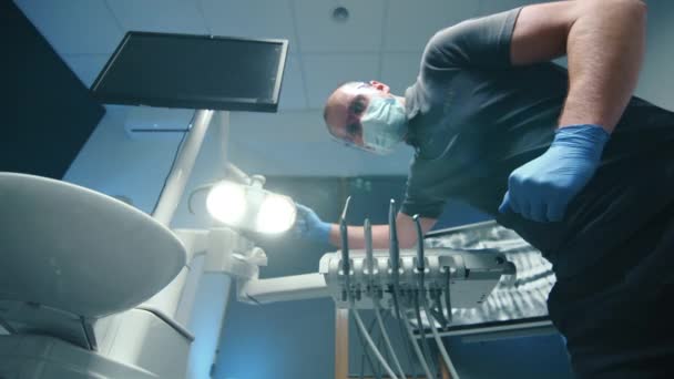 Odontologia Especialista Ajustando Iluminação Lâmpada Dentista Tomando Turbina Dentária Stand — Vídeo de Stock
