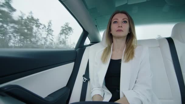Beyaz Ceketli Bir Kadını Lüks Bir Arabanın Değmemiş Beyaz Arka — Stok video