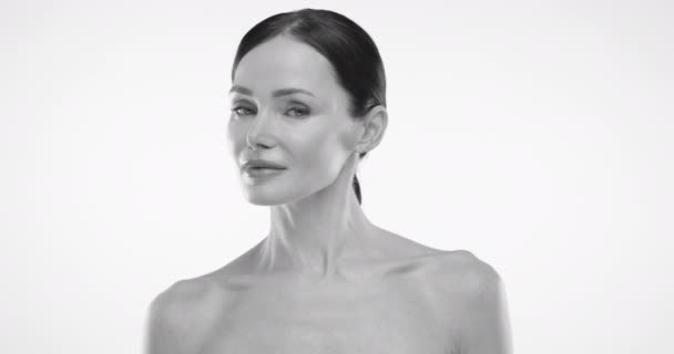 Una Magnifica Modella Mezza Età Presenta Sua Bellezza Video Bianco — Video Stock