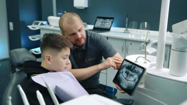 Agréable Expert Dentaire Amical Montrant Image Radiographique Des Dents Sur — Video