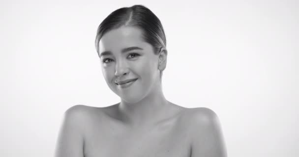 Dekat Dari Seorang Gadis Cantik Muda Yang Tersenyum Kamera Dan — Stok Video