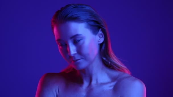 Dziewczyna Wyglądem Modelki Wdziękiem Pozuje Kamery Niebieskim Świetle Różowe Światło — Wideo stockowe