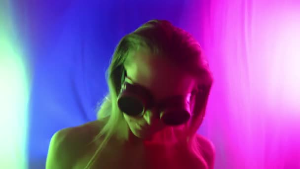 Een Mooi Meisje Cyberpunk Stijl Danst Actief Een Nachtclub Met — Stockvideo