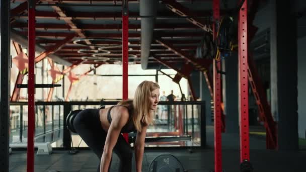 Atleta Realiza Exercício Levantamento Morto Ela Treina Ativamente Para Alcançar — Vídeo de Stock