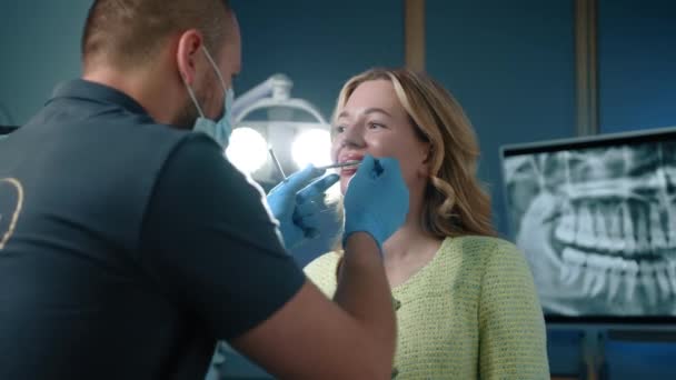 Ahli Gigi Muda Dalam Sarung Tangan Medis Dan Masker Memeriksa — Stok Video
