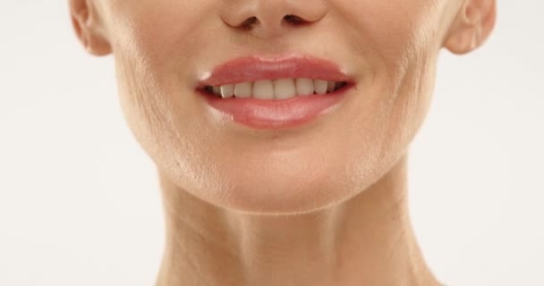 50歳の女性が雪の白い歯に直面し 肌を大切にしています 彼女は少し微笑んでいる スキンケア 健康と美しさ 高品質の4K映像 — ストック動画