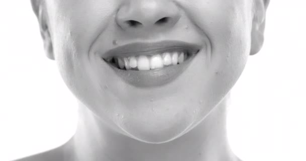 Czarno Biały Film Przedstawiający Zbliżenie Młodych Dziewczyn Uśmiecha Się Pięknymi — Wideo stockowe