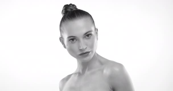 Schwarz Weiß Bild Eines Models Das Ihr Selbstvertrauen Und Charisma — Stockvideo