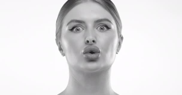 Blisko Dziewczyny Czarno Białym Obrazie Wykonując Gest Całowania Ustami Pokazując — Wideo stockowe