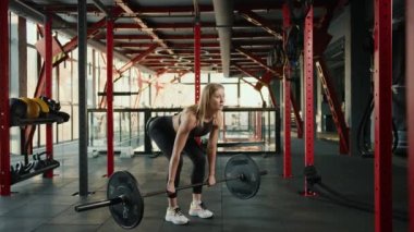 Deadlift egzersizini bir atlet yapar. Yüksek sonuçlar elde etmek için aktif olarak eğitim görüyor. Profesyonel sporlar ve sağlıklı bir yaşam tarzı. Yüksek kalite 4k görüntü.