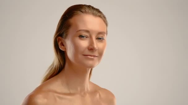Altın Tenli Güzel Bir Kız Kameraya Hafifçe Gülümsüyor Güzelliğini Gösteriyor — Stok video