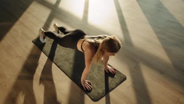 床から飛び降りる 胸とトリプトのための運動 トレーニングとスポーツ 健康的なライフスタイル サニー ルーム 高品質の4K映像 — ストック動画