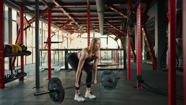 アスリートがデッドリフト運動を行う 彼女は高い結果を達成するために積極的に訓練しています プロスポーツと健康的なライフスタイル 高品質の4K映像 — ストック動画