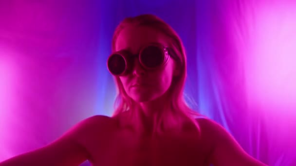 Naken Tjej Glasögon Och Upplyst Rosa Ljus Dansar Cyberpunk Stil — Stockvideo