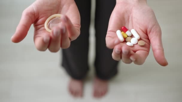 Nella Cornice Due Pugni Aperti Rivelare Preservativo Una Palma Pillole — Video Stock