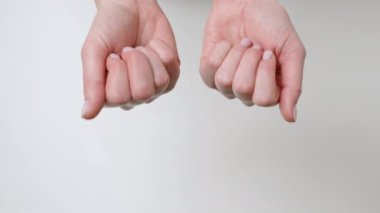 İhtiyacın olan hapları seç. Bir avuç içinde, doğal bitkilerden yapılmış kahverengi haplar, ve diğerinde, kimyasal katkı maddeleri olan sarı haplar. Doğal mı klasik mi karar ver. 