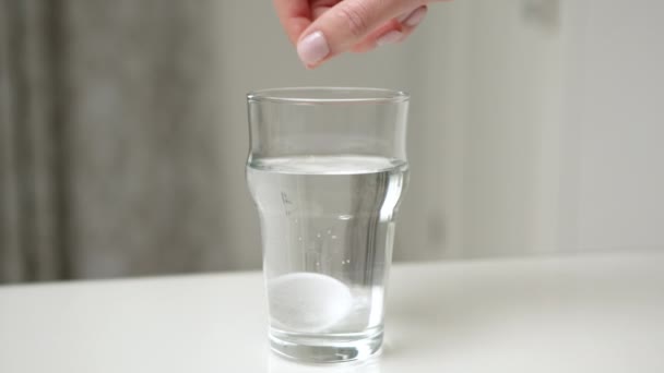 Een Vrouwenhand Gooit Een Aspirine Een Glas Water Pil Begint — Stockvideo
