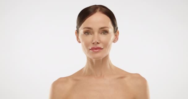 Modelo Foto Para Adultos Mostrando Belleza Cámara Mujer Sonríe Maravillosamente — Vídeo de stock
