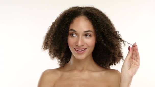 Encantadora Dama Con Maquillaje Ligero Rasgos Faciales Suaves Sonrisa Encantadora — Vídeos de Stock