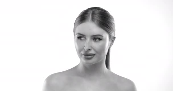 Ein Mädchen Mit Großen Lippen Und Schönem Aussehen Posiert Für — Stockvideo