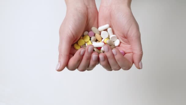 Rámu Dvě Ruce Otevřené Pro Zobrazení Sortiment Barevných Pilulek Nastavit — Stock video