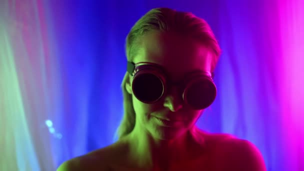 Cyberpunkowy Styl Dziewczyna Okularach Tańczy Neonowej Przestrzeni Pięknymi Promieniami Światła — Wideo stockowe