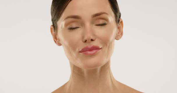 成年女演员推广护肤霜 她是可以通过使用高质量护肤产品来阻止老化的一个例子 停止老化与高品质的护肤 高质量的4K镜头 — 图库视频影像