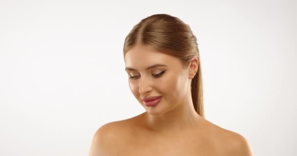Eine Moderne Frau Mit Aufgewerteten Lippen Stellt Ihre Schönheit Zur — Stockvideo