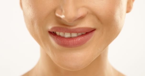 美丽的嘴唇和完美的牙齿 一个女人的脸的特写 她笑着 露出她美丽的 白色的牙齿 那位妇女正在推广一个现代化的牙科诊所 健康与美 — 图库视频影像